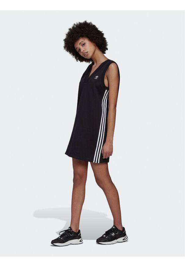Adidas - Sukienka dzianinowa adidas. Kolor: czarny. Materiał: bawełna, dzianina