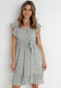 Born2be - Niebiesko-Żółta Sukienka z Paskiem Katista. Typ kołnierza: kołnierz z falbankami. Kolor: niebieski. Materiał: tkanina, materiał, wiskoza. Długość rękawa: bez rękawów. Wzór: nadruk, kwiaty. Sezon: lato. Typ sukienki: kopertowe. Długość: mini #1