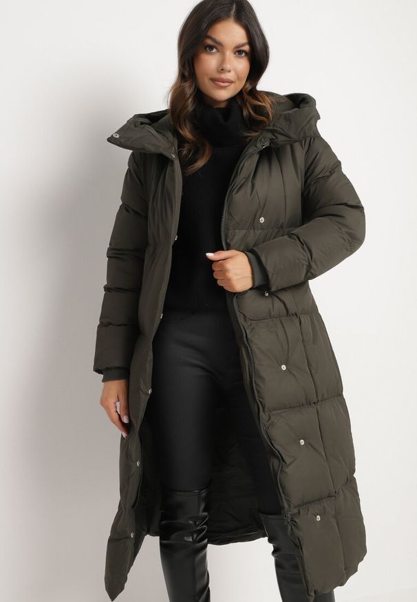 Born2be - Ciemnozielona Długa Kurtka Pikowana z Kapturem i Wysokim Kołnierzem Wiązana w Talii Zevrira. Okazja: na co dzień. Typ kołnierza: kaptur. Kolor: zielony. Materiał: jeans, materiał. Długość: długie. Styl: casual, elegancki, sportowy, klasyczny