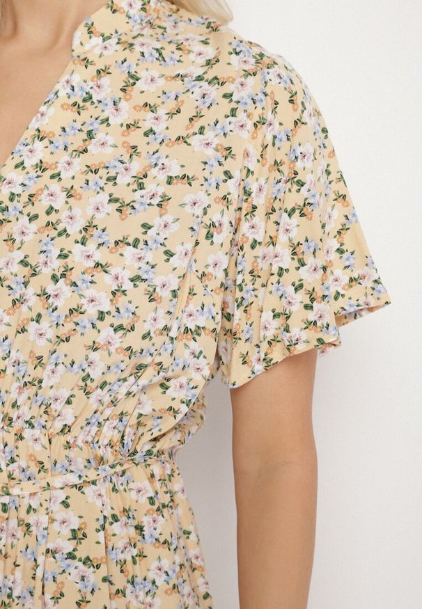 Born2be - Beżowa Sukienka w Kwiaty z Paskiem Cleza. Okazja: na co dzień. Typ kołnierza: dekolt w kształcie V. Kolor: beżowy. Wzór: kwiaty. Sezon: wiosna, lato. Styl: casual, elegancki