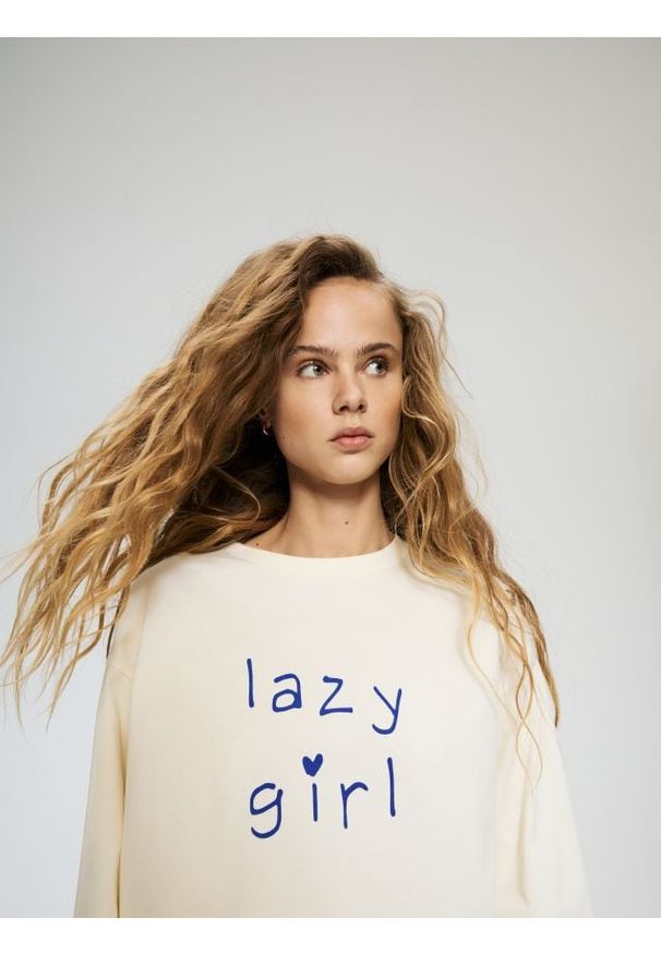 Reserved - Longsleeve z napisami - jasnożółty. Kolor: żółty. Materiał: bawełna. Długość rękawa: długi rękaw. Wzór: napisy