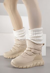 Renee - Ciemnobeżowe Śniegowce na Platformie z Tłoczeniem i Pikowaną Cholewką Resisia. Okazja: na co dzień. Kolor: beżowy. Materiał: puch. Szerokość cholewki: normalna. Sezon: zima. Obcas: na platformie. Styl: casual #3