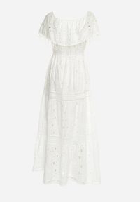 Born2be - Biała Bawełniana Sukienka Maxi w Stylu Boho Ozdobiona Ażurowym Haftem Hellvia. Typ kołnierza: dekolt hiszpanka. Kolor: biały. Materiał: bawełna. Wzór: aplikacja, ażurowy, haft. Typ sukienki: rozkloszowane. Styl: boho. Długość: maxi