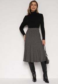 Born2be - Ciemnoszara Rozkloszowana Plisowana Spódnica Dzianinowa Tussana. Okazja: na co dzień. Stan: podwyższony. Kolor: szary. Materiał: dzianina. Styl: casual #4