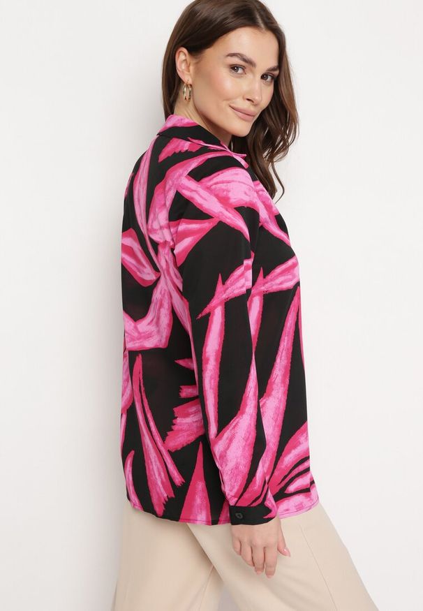 Born2be - Fuksjowo-Czarna Koszula Ozdobiona Akwarelowym Wzorem Muirella. Okazja: na co dzień. Kolor: różowy. Wzór: aplikacja. Styl: casual