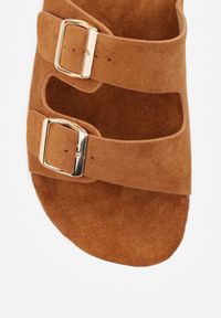 Renee - Camelowe Klapki Dorinore. Okazja: na co dzień. Kolor: brązowy. Styl: casual #2