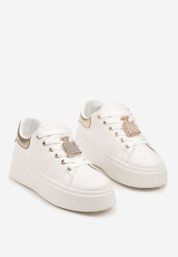 Born2be - Biało-Złote Sneakersy na Grubej Podeszwie z Metaliczną Aplikacją i Cyrkoniami Loraria. Nosek buta: okrągły. Zapięcie: sznurówki. Kolor: biały. Materiał: materiał. Wzór: aplikacja. Obcas: na obcasie. Wysokość obcasa: niski