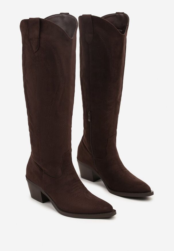 Renee - Ciemnobrązowe Kozaki Kowbojki w Klasycznym Stylu z Imitacji Zamszu Lataselia. Okazja: na co dzień. Nosek buta: szpiczasty. Kolor: brązowy. Materiał: zamsz. Obcas: na obcasie. Styl: klasyczny. Wysokość obcasa: średni