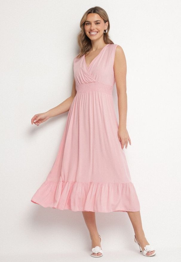 Born2be - Różowa Wiskozowa Sukienka o Kopertowym Kroju z Falbanką Uliria. Kolor: różowy. Materiał: wiskoza. Typ sukienki: kopertowe. Styl: elegancki