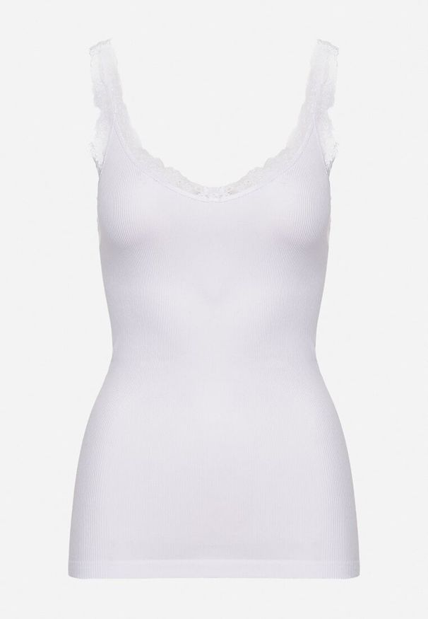 Born2be - Biały Top na Ramiączkach Ozdobiony Koronką Elati. Okazja: na co dzień. Typ kołnierza: dekolt w serek. Kolor: biały. Materiał: koronka. Długość rękawa: na ramiączkach. Wzór: aplikacja, koronka. Styl: casual, elegancki