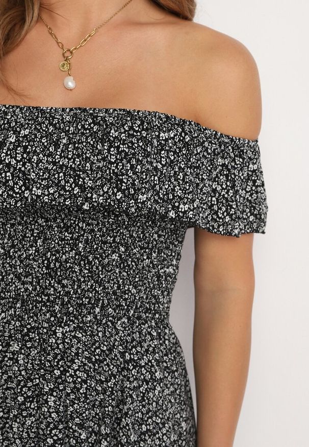 Born2be - Czarna Bawełniana Sukienka z Hiszpańskim Dekoltem i Marszczoną Górą w Kwiaty Samorea. Okazja: na co dzień. Kolor: czarny. Materiał: bawełna. Wzór: kwiaty. Styl: elegancki, casual