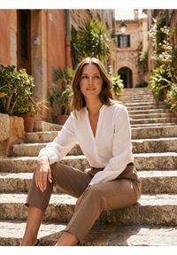 Sinsay - Spodnie chino z paskiem - beżowy. Kolor: beżowy