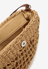 Born2be - Ciemnobeżowa Torebka z Szerokiej Plecionki na Ramię Zapinana na Zatrzask i Suwak Sadhara. Kolor: beżowy. Styl: casual, elegancki. Rodzaj torebki: na ramię #4