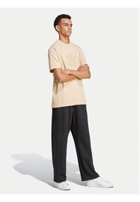 Adidas - adidas T-Shirt Mono IX6747 Beżowy Regular Fit. Kolor: beżowy. Materiał: bawełna #2