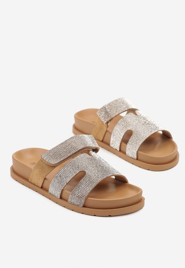 Renee - Jasnobrązowe Klapki Ozdobione Wycięciami i Cyrkoniami Sonavelia. Okazja: na co dzień. Kolor: brązowy. Materiał: jeans. Wzór: aplikacja. Styl: elegancki, klasyczny, casual