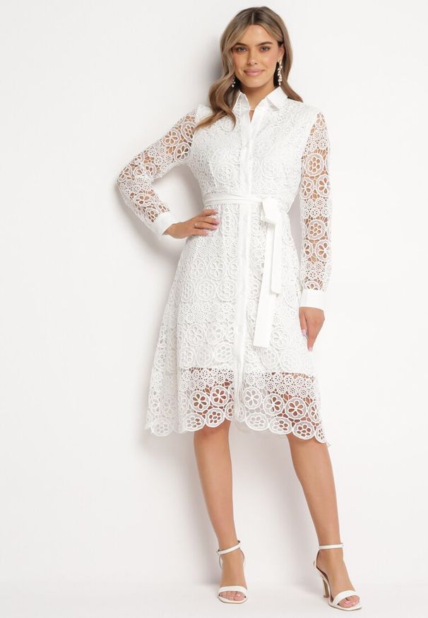 Born2be - Biała Koszulowa Rozkloszowana Sukienka Midi z Paskiem i Ozdobną Koronką oraz Guzikami Casuva. Okazja: na imprezę. Kolor: biały. Materiał: koronka. Wzór: koronka. Typ sukienki: koszulowe. Styl: elegancki, klasyczny, wizytowy. Długość: midi