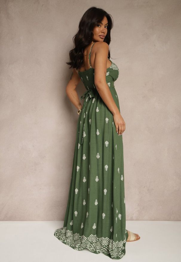 Renee - Zielona Kopertowa Sukienka na Ramiączkach z Bawełny z Wiązanym Paskiem Reveesia. Typ kołnierza: dekolt w serek. Kolor: zielony. Materiał: bawełna. Długość rękawa: na ramiączkach. Typ sukienki: kopertowe