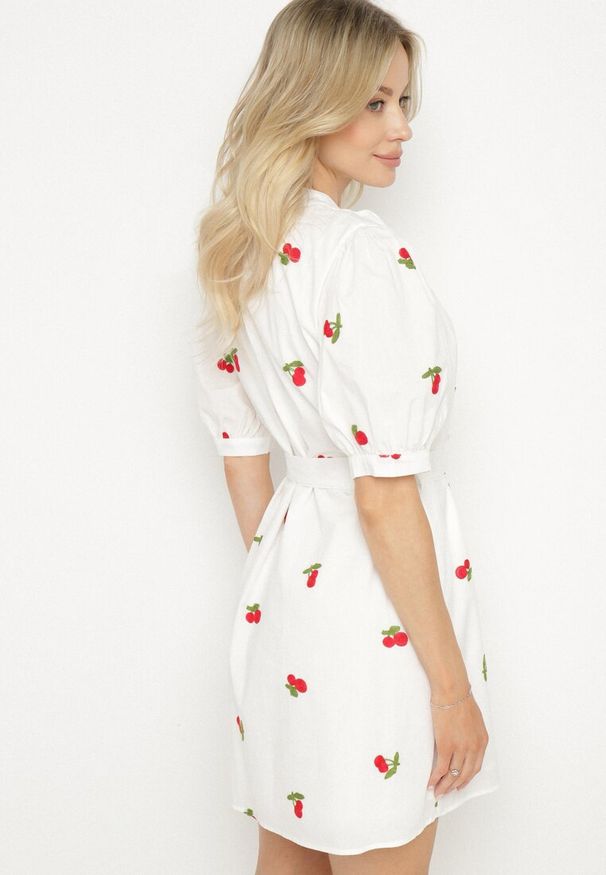 Born2be - Biała Bawełniana Sukienka Koszulowa Zdobiona Haftem w Wisienki Delarmira. Okazja: na co dzień. Typ kołnierza: dekolt w serek. Kolor: biały. Materiał: bawełna. Wzór: aplikacja, haft. Typ sukienki: koszulowe. Styl: casual, elegancki