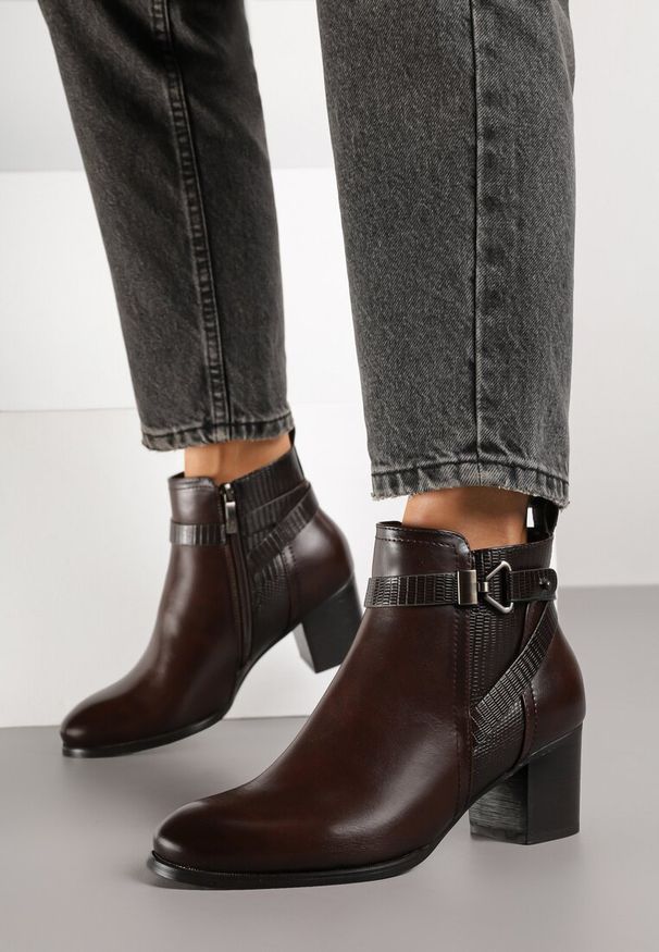 Renee - Brązowe Botki na Słupkowym Obcasie z Eleganckim Zdobieniem przy Cholewce Tulaneira. Okazja: na co dzień. Kolor: brązowy. Materiał: jeans. Szerokość cholewki: normalna. Wzór: aplikacja. Obcas: na obcasie. Styl: elegancki. Wysokość obcasa: średni