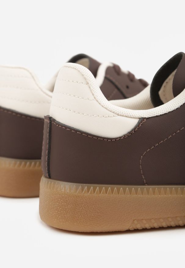 Born2be - Brązowe Płaskie Sneakersy Ozdobione Paskami Glaria. Okazja: na co dzień. Zapięcie: pasek. Kolor: brązowy. Materiał: jeans. Wzór: aplikacja