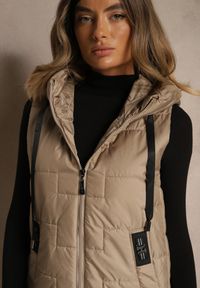 Renee - Ciemnobeżowa Pikowana Kamizelka z Kapturem w Klasycznym Stylu Tulorina. Okazja: na co dzień. Typ kołnierza: kaptur. Kolor: beżowy. Materiał: jeans. Styl: klasyczny #4