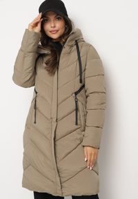 Born2be - Beżowa Długa Kurtka Pikowana z Kapturem i Ozdobnymi Suwakami Hediella. Okazja: na co dzień. Typ kołnierza: kaptur. Kolor: beżowy. Materiał: jeans, dzianina. Długość: długie. Styl: klasyczny, casual, elegancki #1