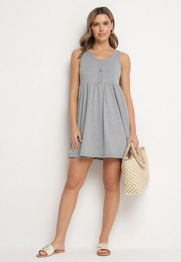 Born2be - Jasnoszara Sukienka o Rozkloszowanym Kroju na Szerokich Ramiączkach z Guzikami Jenovira. Okazja: na co dzień. Kolor: szary. Długość rękawa: na ramiączkach. Styl: casual