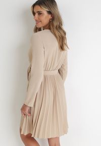 Born2be - Beżowa Sukienka Plisowana z Kopertowym Dekoltem i Paskiem Minesia. Kolor: beżowy. Materiał: materiał. Typ sukienki: kopertowe. Styl: elegancki #4