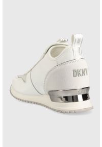 DKNY - Dkny sneakersy SABATINI kolor biały K4261395. Nosek buta: okrągły. Zapięcie: sznurówki. Kolor: biały. Materiał: guma. Obcas: na koturnie #5