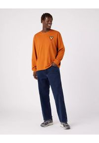 Wrangler - WRANGLER CHEST LOGO TEE MĘSKI LONGSLEEVE KOSZULKA Z DŁUGIM RĘKAWEM NUTMEG BROWN W7BKEEH02. Długość rękawa: długi rękaw. Długość: długie #4