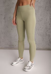 Renee - Zielone Legginsy Basic z Modelującą Wstawką w Pasie Liacan. Okazja: na co dzień. Kolor: zielony. Długość: krótkie. Styl: casual #2