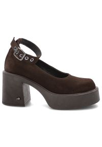 Brązowe Półbuty Karino Welurowe Obuwie Damskie. Okazja: na co dzień. Zapięcie: klamry. Kolor: brązowy. Materiał: welur. Obcas: na obcasie. Styl: casual, retro, vintage, elegancki. Wysokość obcasa: wysoki #5