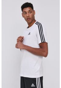Adidas - adidas T-shirt męski kolor biały z aplikacją. Okazja: na co dzień. Kolor: biały. Materiał: dzianina. Wzór: aplikacja. Styl: casual