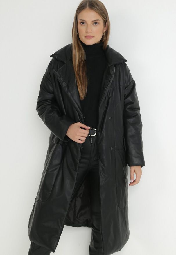 Born2be - Czarny Płaszcz z Imitacji Skóry z Wiązanym Paskiem Telmi. Typ kołnierza: kolnierz wykładany. Kolor: czarny. Materiał: skóra