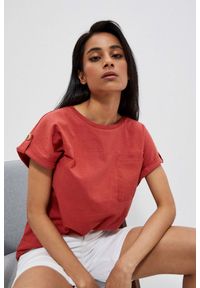 MOODO - T-shirt z kieszonką rubinowy. Kolor: czerwony. Materiał: bawełna, elastan. Wzór: gładki. Styl: klasyczny