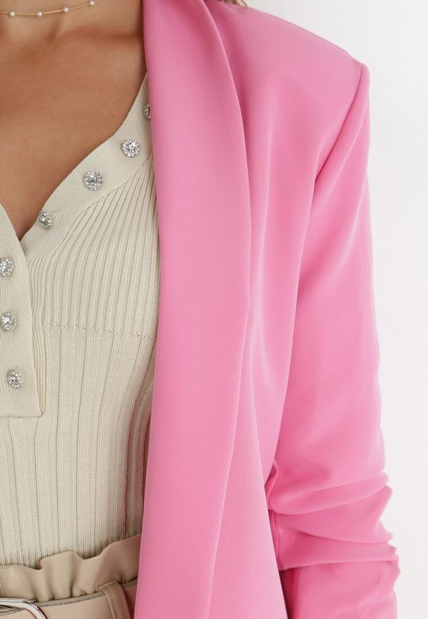 Born2be - Różowa Marynarka Bez Zapięć z Ozdobnym Marszczeniem i Imitacją Kieszeni Phelotis. Okazja: na co dzień, do pracy, na spotkanie biznesowe. Kolor: różowy. Materiał: jeans, tkanina. Wzór: jednolity, gładki, aplikacja. Styl: casual, biznesowy, elegancki