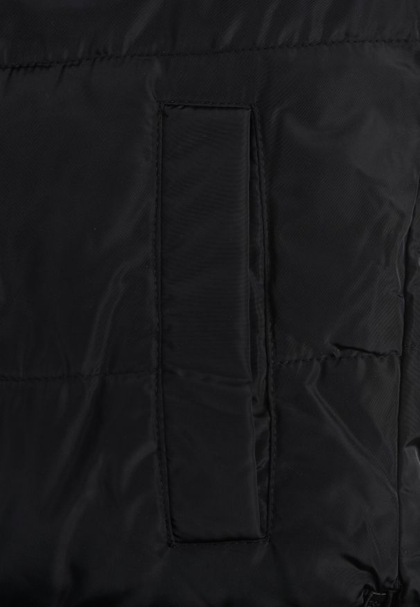 Born2be - Czarna Pikowana Kamizelka Dwustronna z Kapturem i Sznurkami Leorani. Okazja: na spacer, na co dzień. Typ kołnierza: kaptur. Kolor: czarny. Materiał: jeans. Styl: casual, sportowy