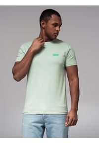 Ombre Clothing - Bawełniany t-shirt męski z zieloną naszywką na piersi – miętowy V4 - Rozmiar: M. Kolor: miętowy. Materiał: bawełna. Wzór: aplikacja. Styl: klasyczny, sportowy #6