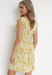 Born2be - Żółta Sukienka Mini z Gumkami w Pasie i Kopertowym Dekoltem w Kwiaty Ladgerda. Typ kołnierza: dekolt kopertowy. Kolor: żółty. Wzór: kwiaty. Typ sukienki: kopertowe. Długość: mini #5