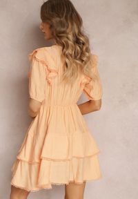 Renee - Pomarańczowa Sukienka Mini z Gumką w Pasie i Falbankami Makenza. Typ kołnierza: kołnierz z falbankami. Kolor: pomarańczowy. Długość rękawa: krótki rękaw. Sezon: lato, wiosna. Długość: mini