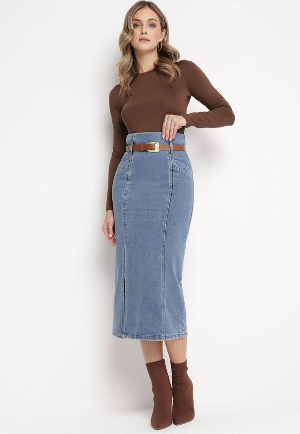 Born2be - Niebieska Ołówkowa Spódnica z Jeansu z Paskiem ze Sprzączką Fernilla. Stan: podwyższony. Kolor: niebieski. Materiał: jeans. Styl: klasyczny