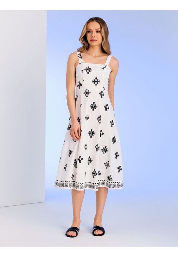 Sinsay - Rozkloszowana wzorzysta sukienka midi na ramiączkach - wielobarwny. Długość rękawa: na ramiączkach. Długość: midi