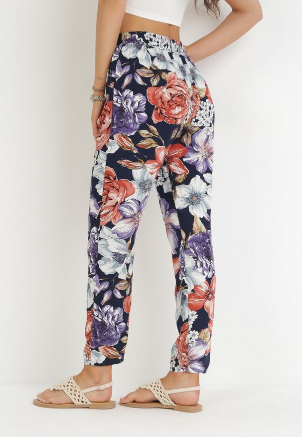 Born2be - Granatowe Spodnie w Kwiatowy Wzór z Prostymi Nogawkami Lelene. Kolor: niebieski. Wzór: kwiaty
