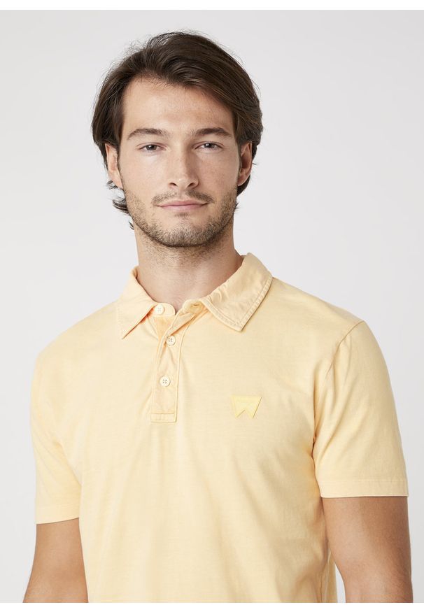 Wrangler - MĘSKI T-SHIRT WRANGLER SS GD POLO LOVELY MANGO W7ANDBA11 112131353. Typ kołnierza: polo