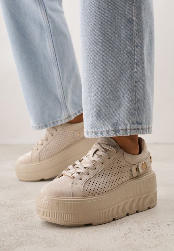 Born2be - Beżowe Skórzane Sneakersy na Platformie i Koturnie Zdobione Perforacją Penie. Okazja: na co dzień. Kolor: beżowy. Materiał: skóra. Wzór: aplikacja. Obcas: na koturnie