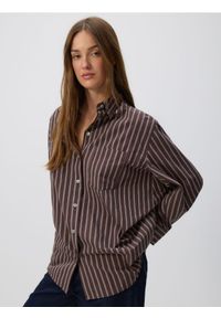 Reserved - Koszula w prążek - ciemnobrązowy. Kolor: brązowy. Materiał: bawełna, tkanina. Wzór: prążki #1