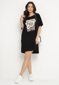 Born2be - Czarna Pudełkowa Sukienka z Wiskozą i Ozdobnym Nadrukiem Elaniriel. Okazja: na spacer, na co dzień. Kolor: czarny. Materiał: wiskoza. Długość rękawa: krótki rękaw. Wzór: nadruk. Sezon: wiosna. Styl: casual, klasyczny #3