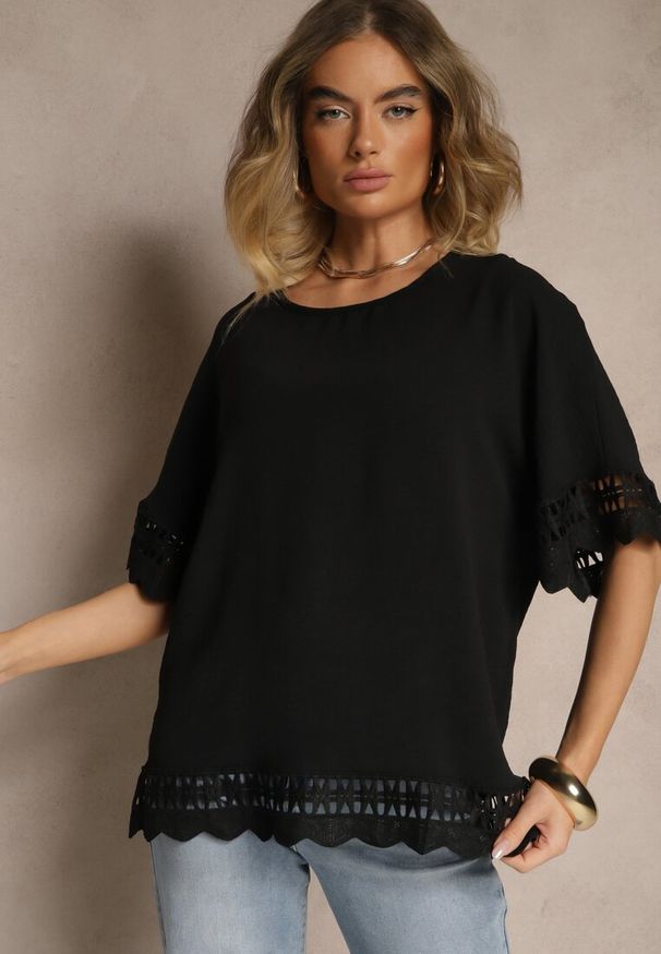 Renee - Czarna Bluzka Ozdobiona Ażurowymi Rękawami Vorana. Okazja: na co dzień. Kolor: czarny. Materiał: jeans. Wzór: aplikacja, ażurowy. Styl: klasyczny, elegancki, casual