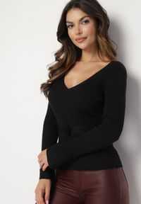 Born2be - Czarny Sweter z Prążkowanego Materiału z Dodatkiem Wiskozy Ozdobnym Paskiem i Kwiatem Clendra. Okazja: na co dzień. Kolor: czarny. Materiał: materiał, wiskoza, prążkowany. Długość rękawa: długi rękaw. Długość: długie. Wzór: kwiaty. Styl: klasyczny, casual