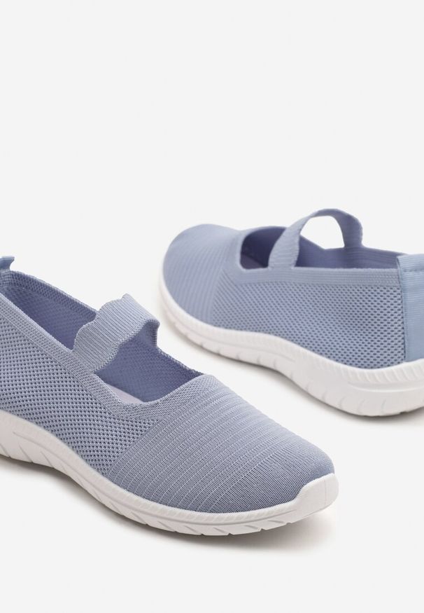 Born2be - Niebieskie Wsuwane Tenisówki z Ozdobnym Paskiem i Perforacją Zelsedi. Okazja: na co dzień. Zapięcie: bez zapięcia. Kolor: niebieski. Materiał: jeans. Sezon: lato. Styl: elegancki, casual, klasyczny